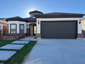 Exterior - Chic Family Retreat- Amazing 3-bedroom house with AC in NE El Paso (El Paso)
