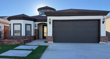 Chic Family Retreat- Amazing 3-bedroom house with AC in NE El Paso