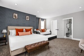 4 室のベッドルーム、デスク、アイロン / アイロン台、旅行用ベビーベッド