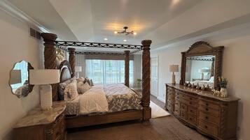 4 quartos, escrivaninha, ferros/tábuas de passar roupa