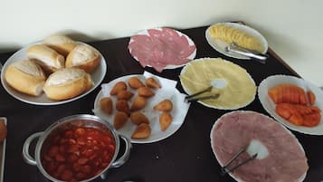 朝食 (ビュッフェ)、毎日提供 (無料)