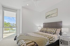 2 bedrooms, free WiFi, bed sheets - "Pure Bliss on Scarborough Beach" (Scarborough)