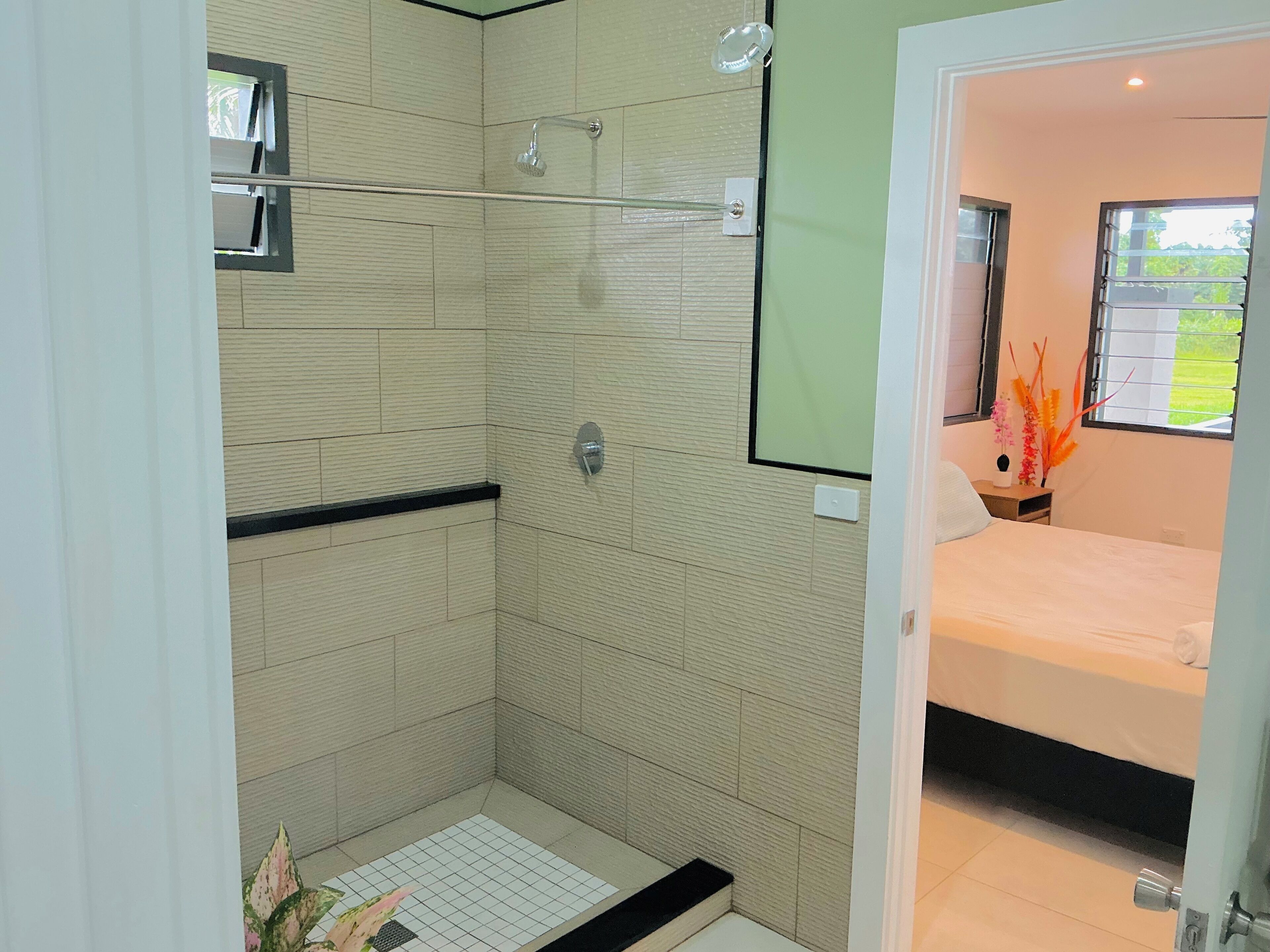 6 habitaciones, tabla de planchar con plancha, internet y ropa de cama 