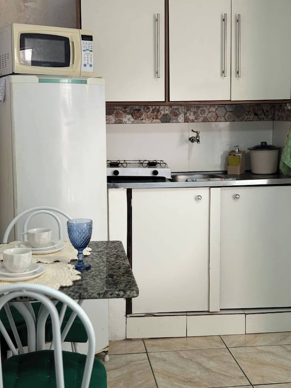 Standard Room | Shared kitchen | Full-sized fridge, microwave, cookware/dishes/utensils