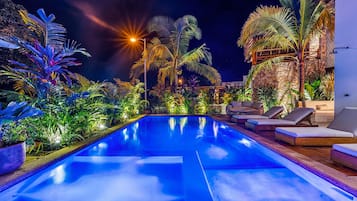 Una piscina al aire libre, una piscina climatizada