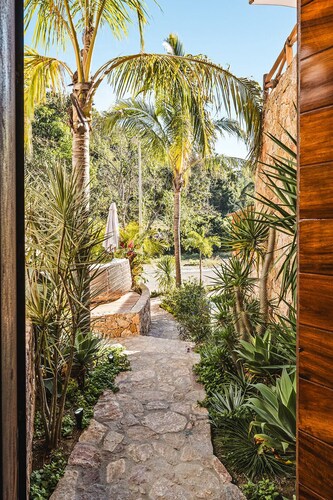 Brand new luxury 4 bedroom jungle villa in gated community 5 mins from town.