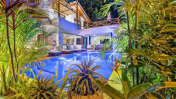 Una piscina al aire libre, una piscina climatizada