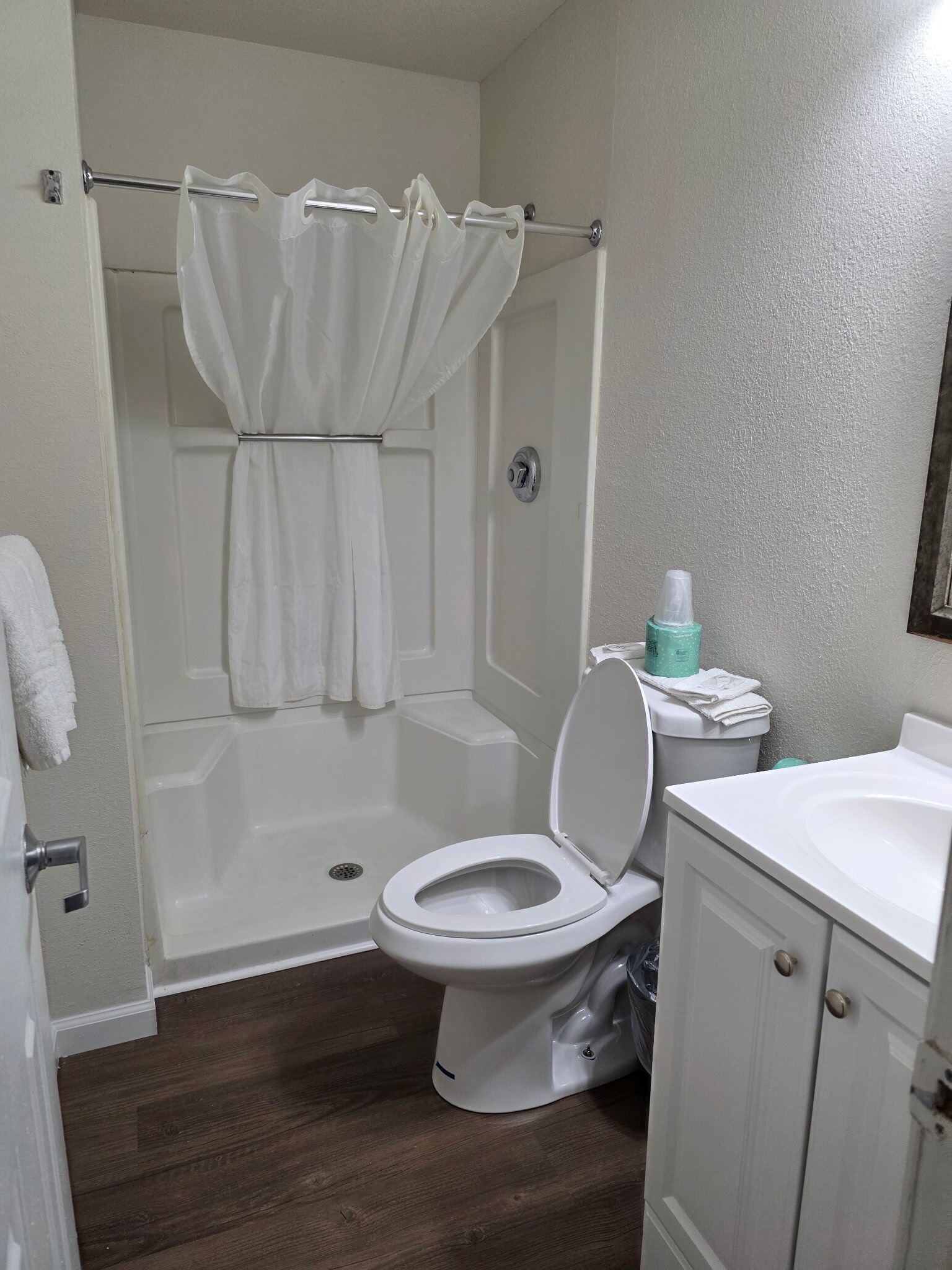 Single Room, Mobility Accessible | Bathroom | Combined shower/bathtub, towels, toilet paper