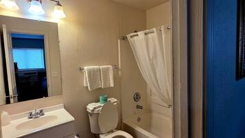 Chuveiro/banheira combinados, toalhas de banho, papel higiênico