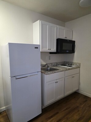 Fridge, microwave, stovetop, cookware/dishes/utensils