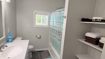 Apartamento, 2 habitaciones, no fumadores | Baño | Jabón y papel higiénico