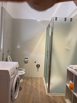 Serviettes fournies, papier toilette
