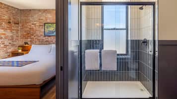 Hood River King with City View | Bathroom | Shower, free toiletries, towels, soap