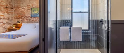 Hood River King with City View | Bathroom | Shower, free toiletries, towels, soap