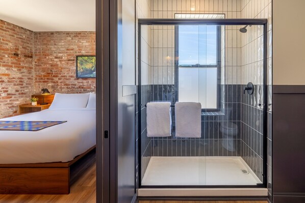 Hood River King with City View | Kamar mandi | Shower, perlengkapan mandi gratis, handuk, dan sabun