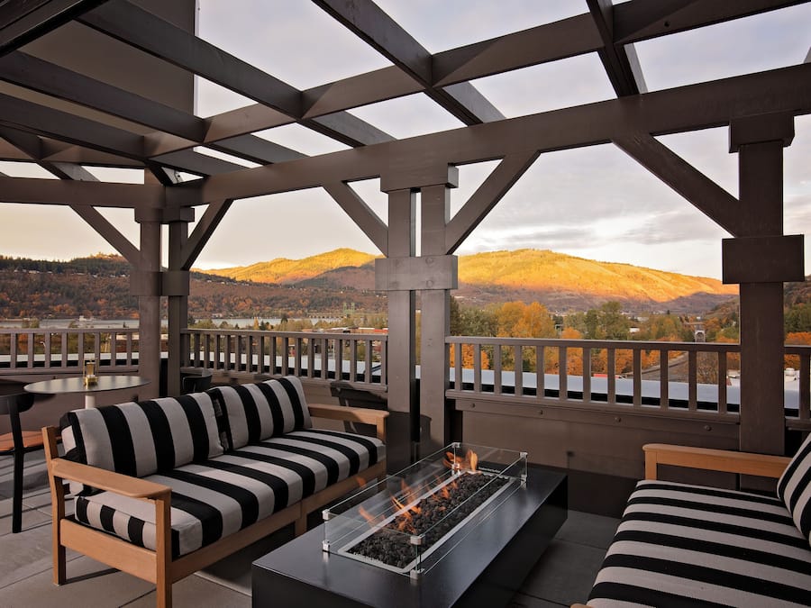 2 bars/lounges, rooftop bar