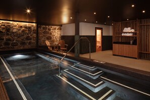 Indoor spa tub - Lightwell Hotel & Spa (Hood River)