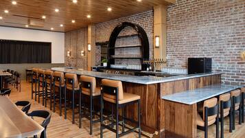 2 bars/lounges, rooftop bar