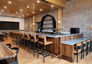 2 bars/lounges, rooftop bar - Lightwell Hotel & Spa (Hood River)