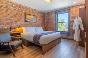 Premium bedding, blackout drapes, free WiFi, bed sheets - Lightwell Hotel & Spa (Hood River)