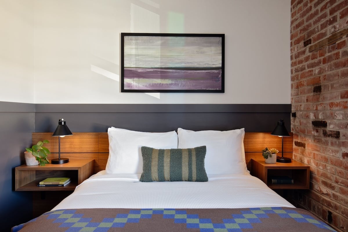 Gorge Alley Queen | Premium bedding, blackout drapes, free WiFi, bed sheets