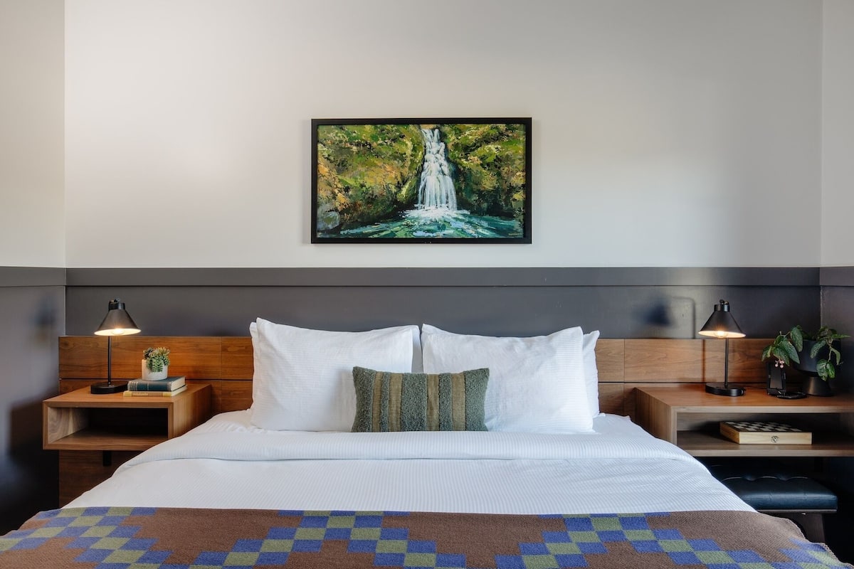 Lightwell King | Premium bedding, blackout drapes, free WiFi, bed sheets