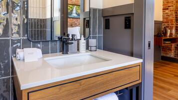 Hood River King with City View | Badezimmer | Dusche, Designer-Toilettenartikel, Bademäntel, Handtücher