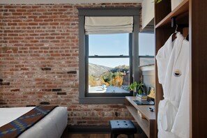 Premium bedding, blackout drapes, free WiFi, bed sheets - Lightwell Hotel & Spa (Hood River)