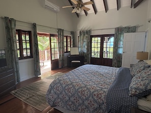 4 bedrooms, in-room safe, iron/ironing board, free WiFi - Villa Kai Bois-airy and authentic, close to amenities, local beach and own pool (Marigot Bay)