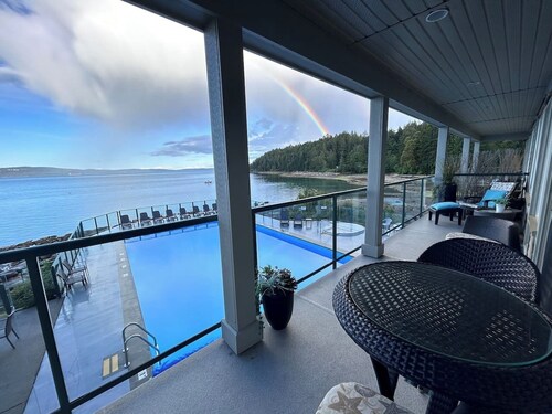 Sunrise Cove Apt at Inn of The Sea | Seaview, pool, hot tub