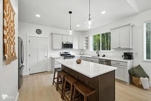 Private kitchen - Cozy Cottage B-Near Hatcher Pass (Palmer)