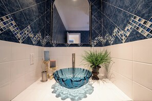 Douche, baignoire à jets, sèche-cheveux, bidet