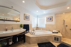 Een douche, een bubbelbad, een haardroger, een bidet