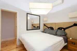 2 bedrooms, iron/ironing board, internet, bed sheets