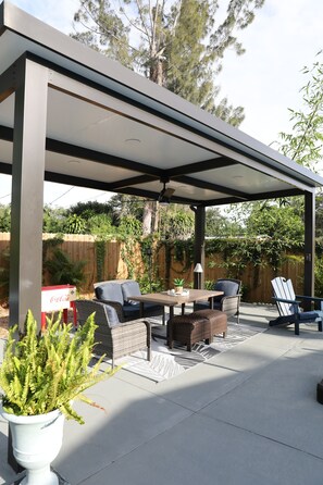 Outdoor dining - Treasure house (St. Petersburg)