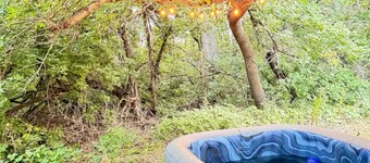 Skoolie Stay on small Ranch w/ seasonal private Hot Tub