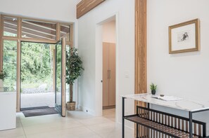 Chalé luxo, sacada, vista para a montanha | Área de estar | TV de tela plana