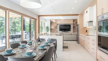 Chalet Deluks, balkon, pemandangan gunung | Area keluarga | TV layar datar