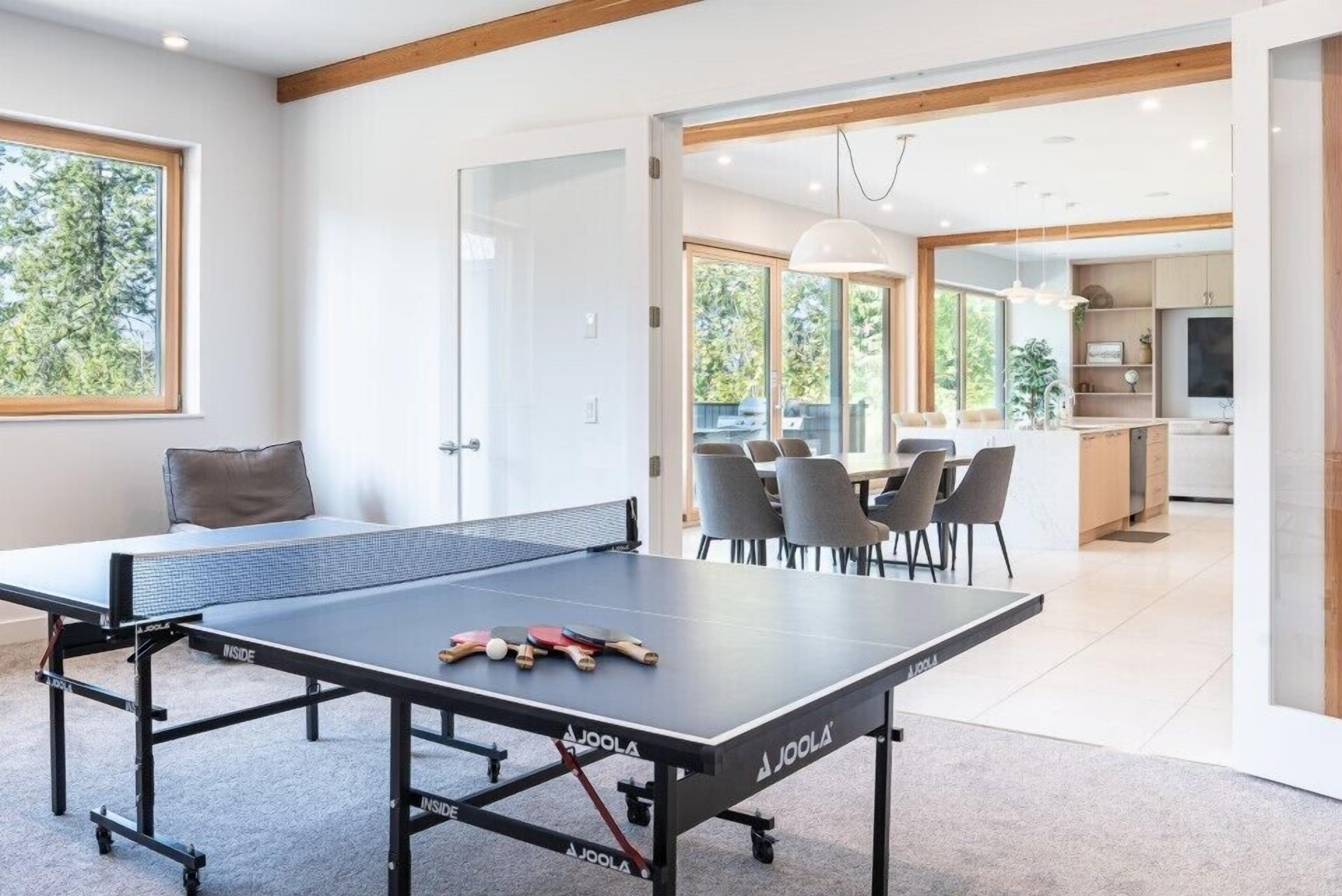 Deluxe Chalet, Balcony, Mountain View | Living area | Flat-screen TV, fireplace