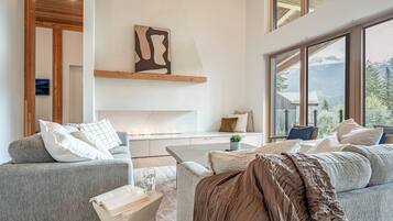 Chalet Deluks, balkon, pemandangan gunung | Area keluarga | TV layar datar