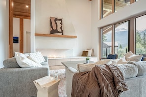 Chalé luxo, sacada, vista para a montanha | Área de estar | TV de tela plana