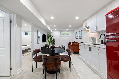 *NEW* Modern & Spacious Unit in North York | Monthly Stays | Work Desk | Laundry
