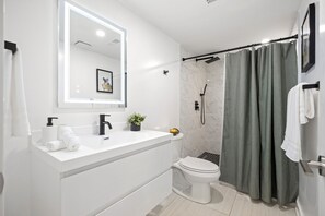 Dusche, Haartrockner, Handtücher, Toilettenpapier