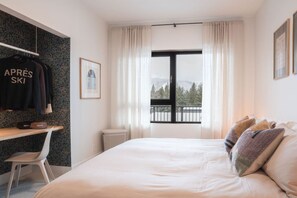4 bedrooms, desk, iron/ironing board, WiFi