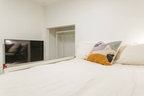 4 bedrooms, desk, iron/ironing board, WiFi
