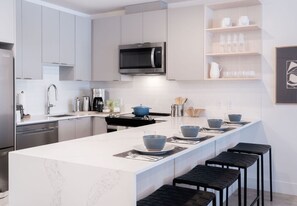 Microwave, oven, dishwasher, coffee/tea maker - The Willow Revelstoke (Revelstoke)