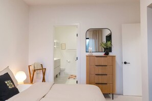 4 bedrooms, desk, iron/ironing board, WiFi