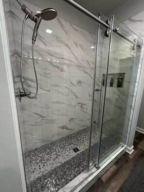 Shower, hair dryer, towels, soap - Traveler House · New Build (Stillwater)