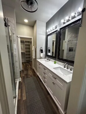 Shower, hair dryer, towels, soap - Traveler House · New Build (Stillwater)