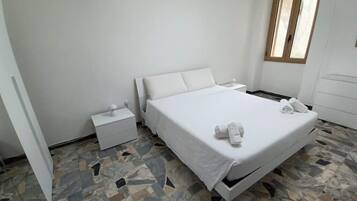 2 dormitorios, tabla de planchar con plancha, ropa de cama